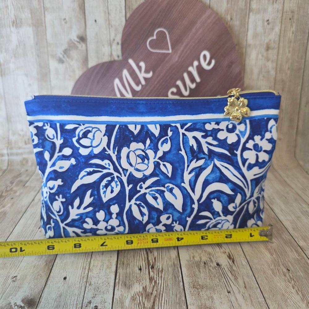 Estee Lauder Blue White Floral Cosmetic Bag - Picture 2 of 7